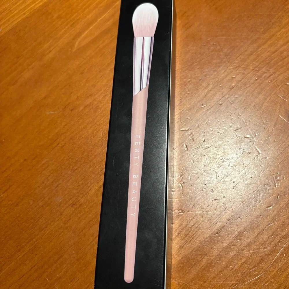 Fenty Beauty Highlighter Brush 135